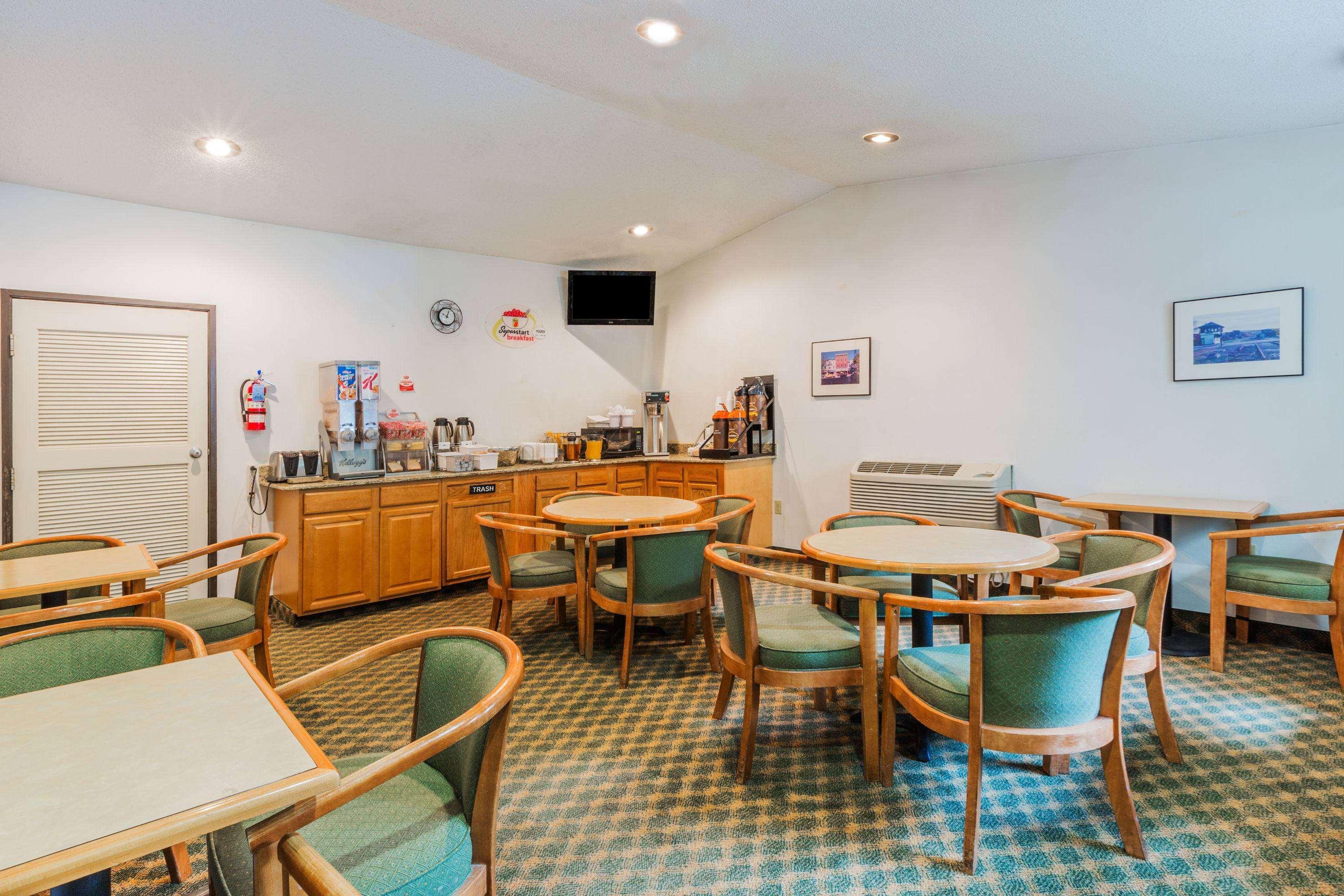 Super 8 By Wyndham East Stroudsburg - Poconos Hotel Екстериор снимка