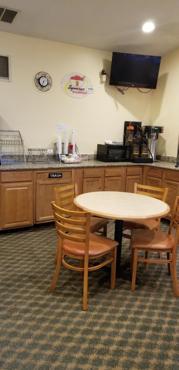 Super 8 By Wyndham East Stroudsburg - Poconos Hotel Екстериор снимка