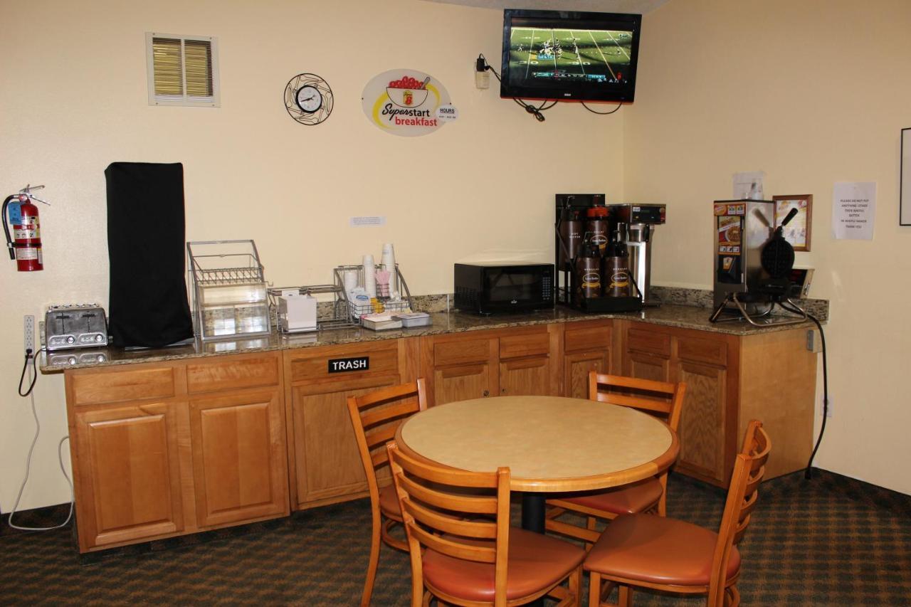 Super 8 By Wyndham East Stroudsburg - Poconos Hotel Екстериор снимка