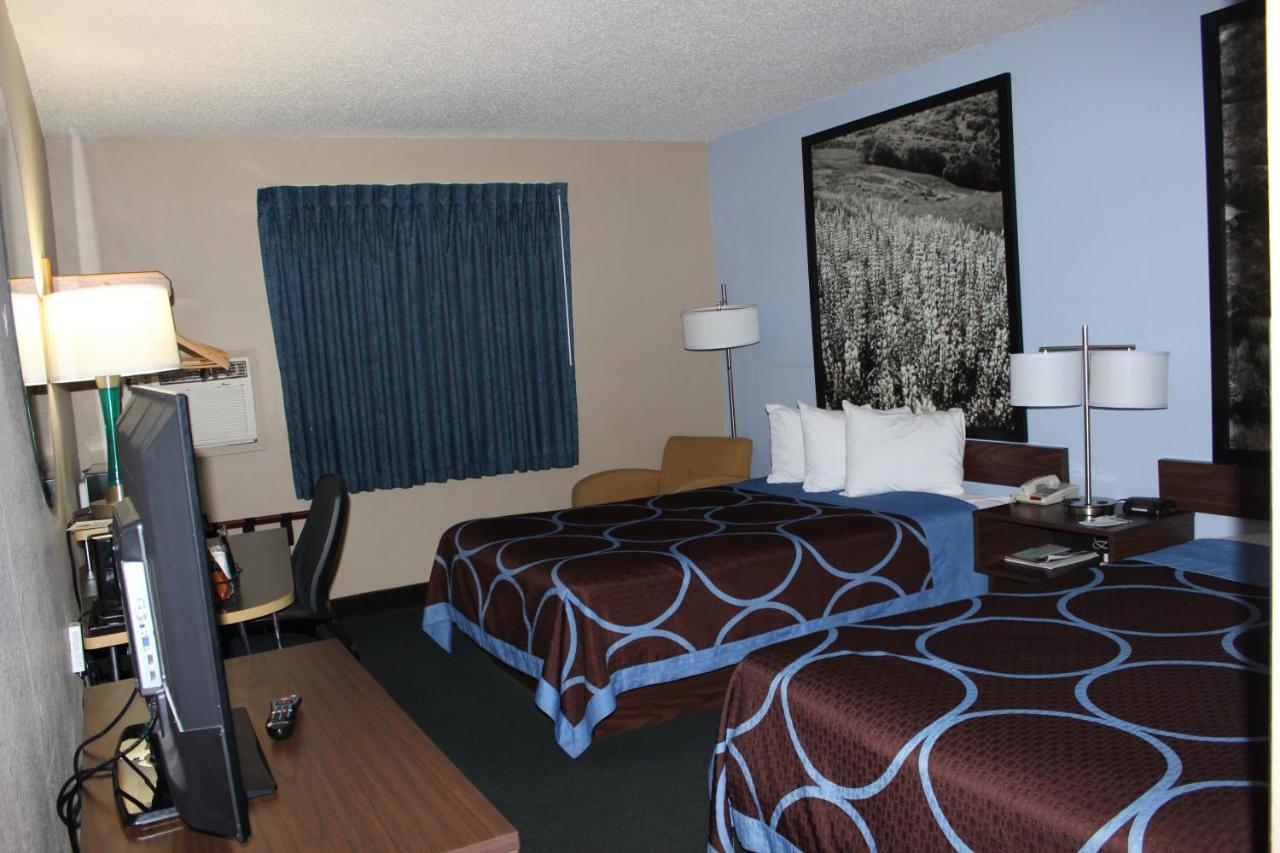 Super 8 By Wyndham East Stroudsburg - Poconos Hotel Екстериор снимка