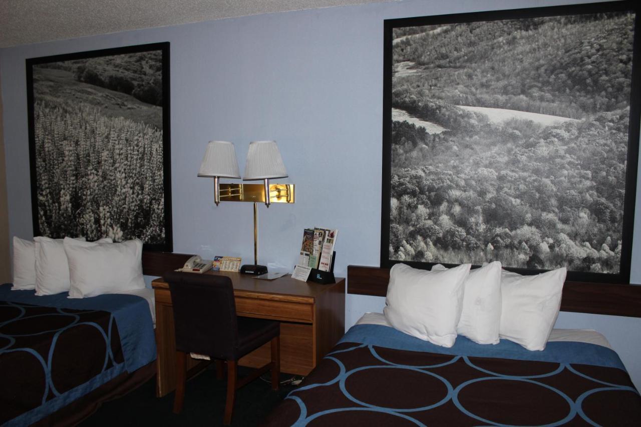 Super 8 By Wyndham East Stroudsburg - Poconos Hotel Екстериор снимка