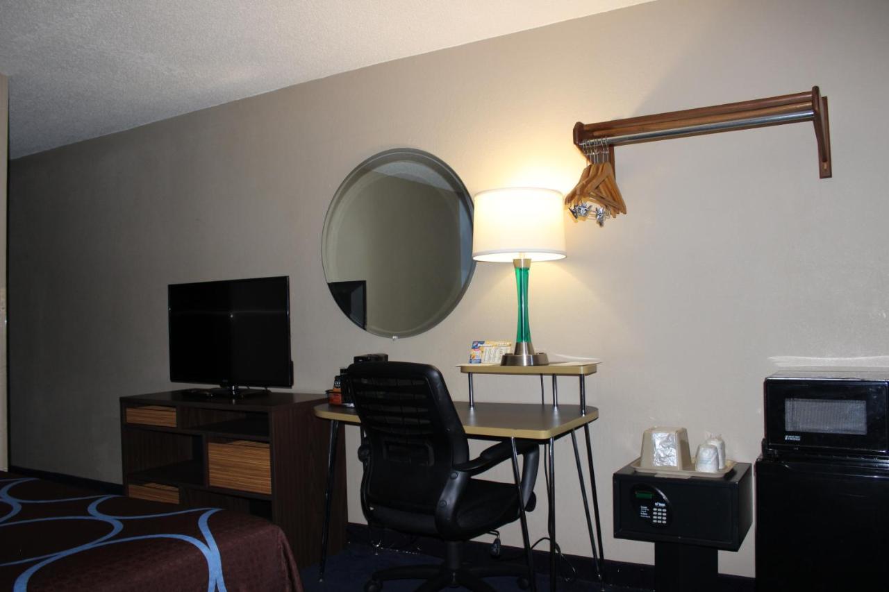 Super 8 By Wyndham East Stroudsburg - Poconos Hotel Екстериор снимка